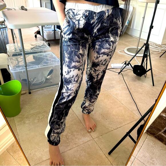Topshop Galaxy Print Satin Joggers Pull On Pants Elastic Waist Blue Black Sz 26 - Picture 1 of 12